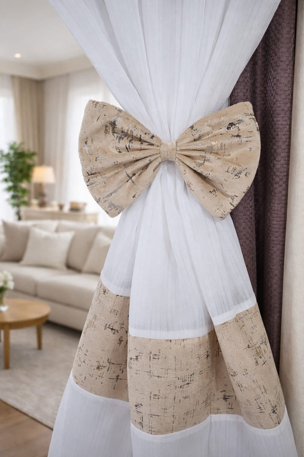 Set Perdele cu Dungi Bej și Voal Alb cu Fundițe Decorative