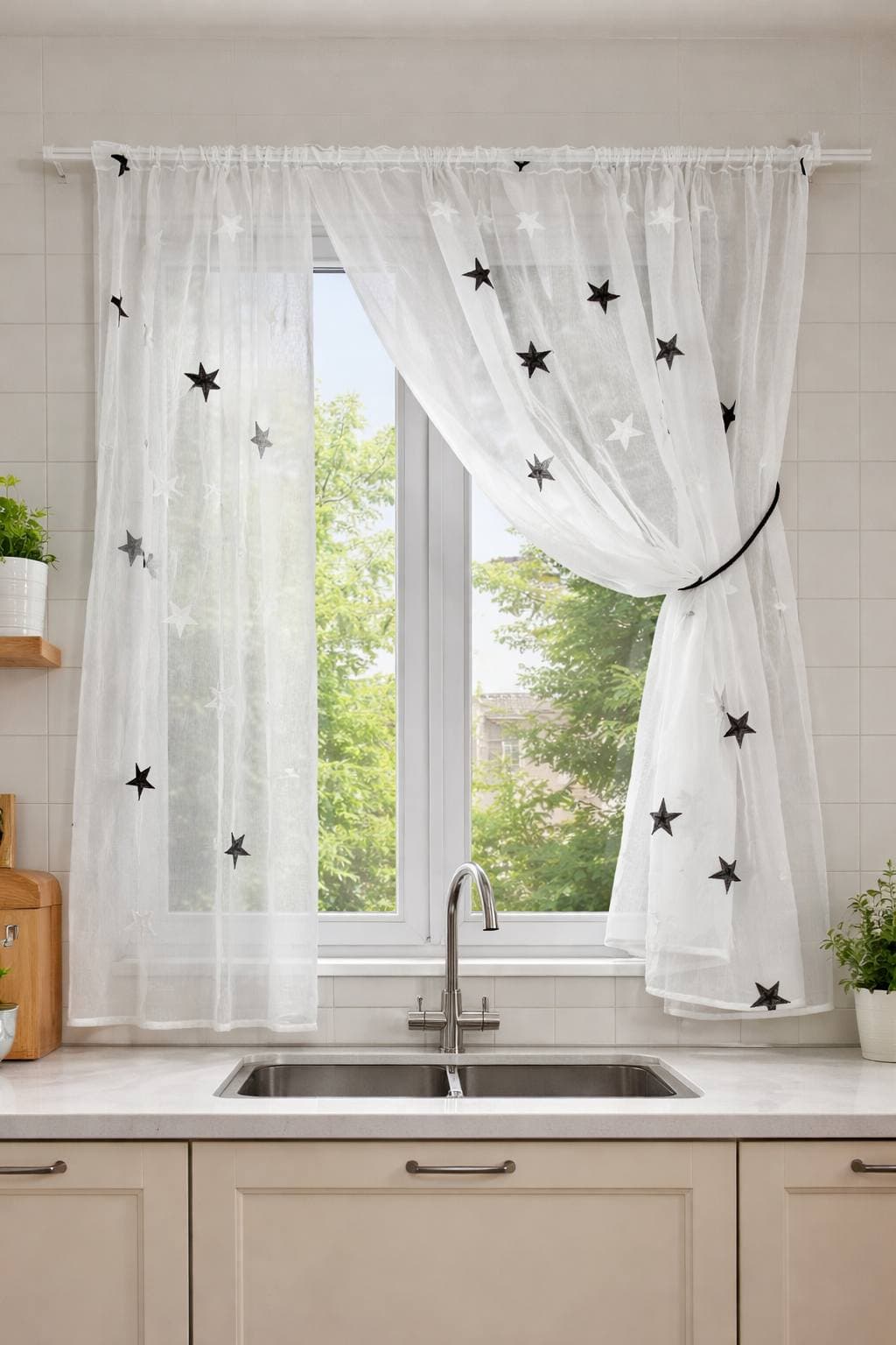Set Perdea Albă cu Stele Negre