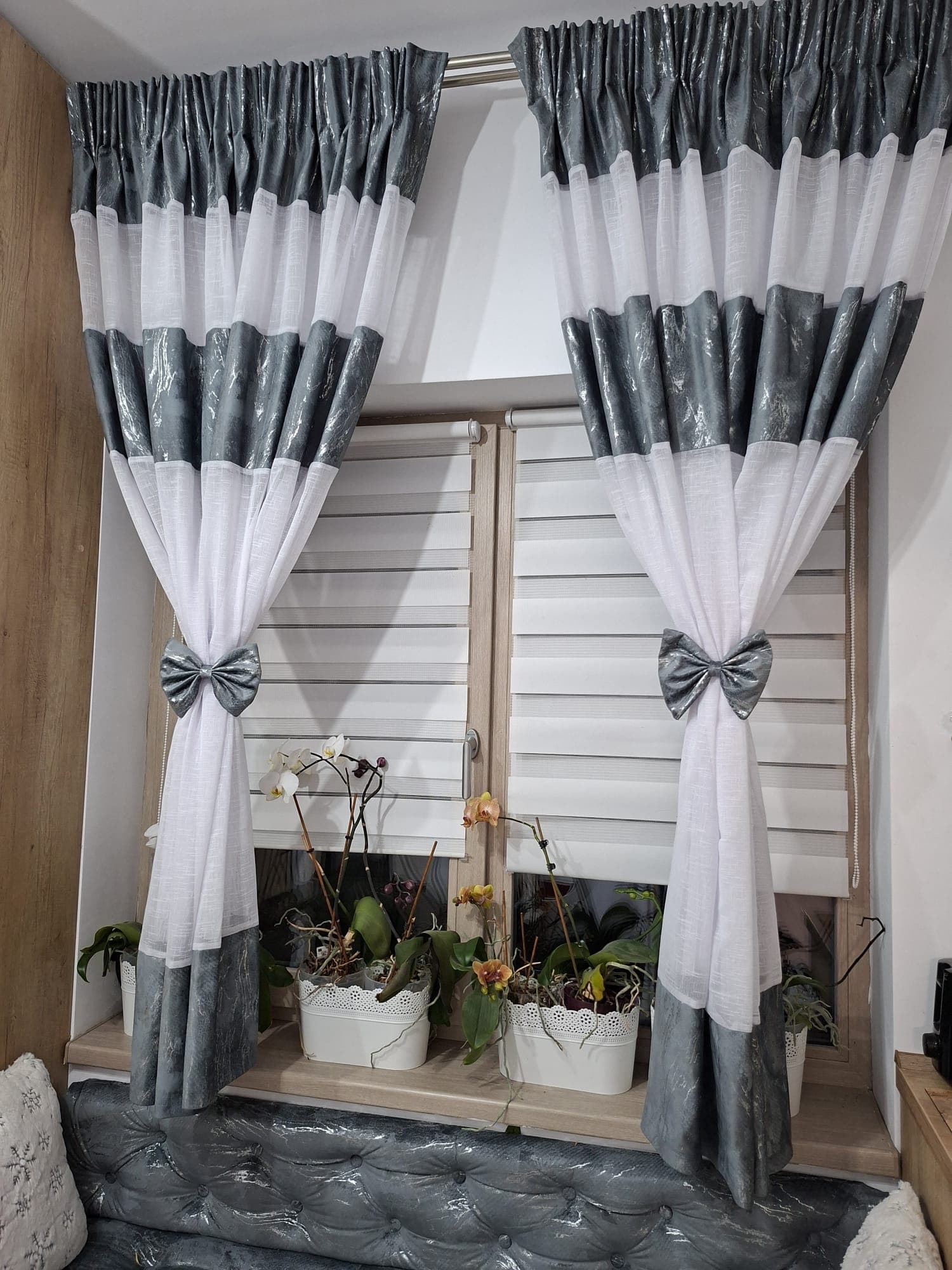 Set perdele Modern Striped Alb-Gri cu accesorii decorative